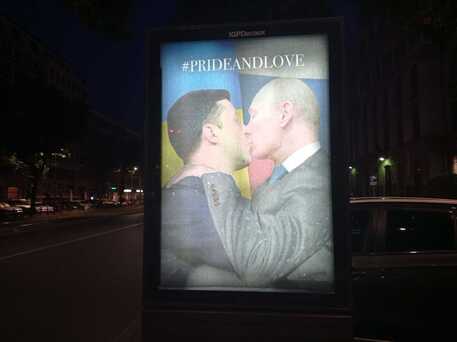 Un bacio tra Putin e Zelensky, il messaggio di speranza del “Banksy torinese”