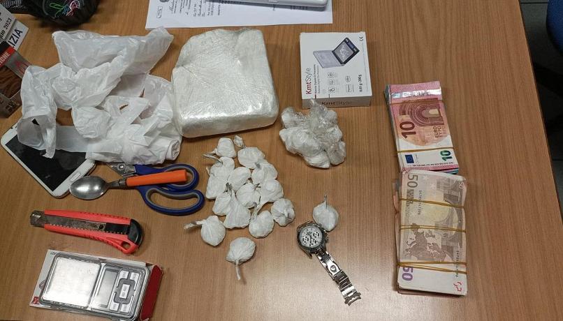 Nascondeva in casa 700 grammi di cocaina, arrestato dalla polizia