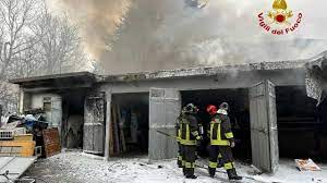 Incendio divampa in un garage, evacuato il palazzo adiacente