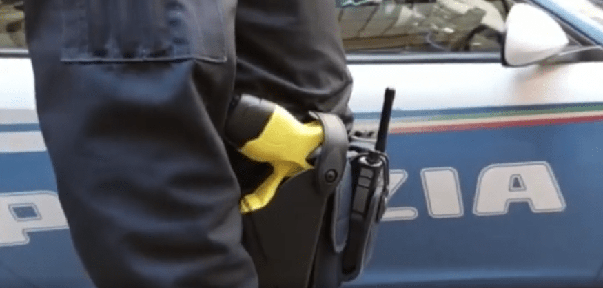 Picchia alcuni passanti, giovane bloccato dalla polizia con il taser