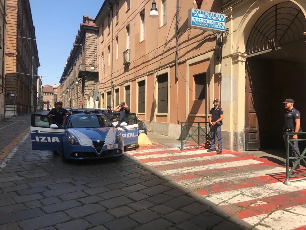 Cerca di nascondere 14 involucri di crack in bocca, ventinovenne finisce in manette