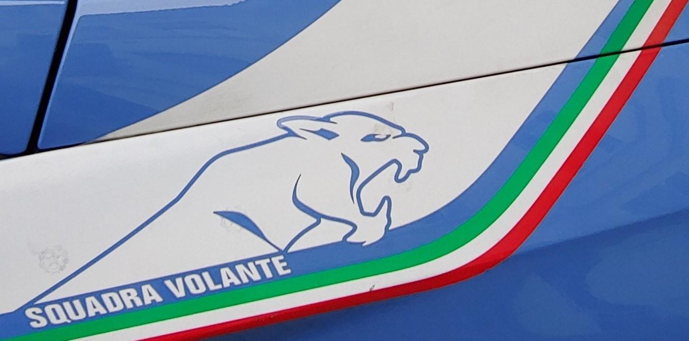 Rubano un borsello con dentro contanti e gioielli, ladri bloccati e arrestati dalla polizia