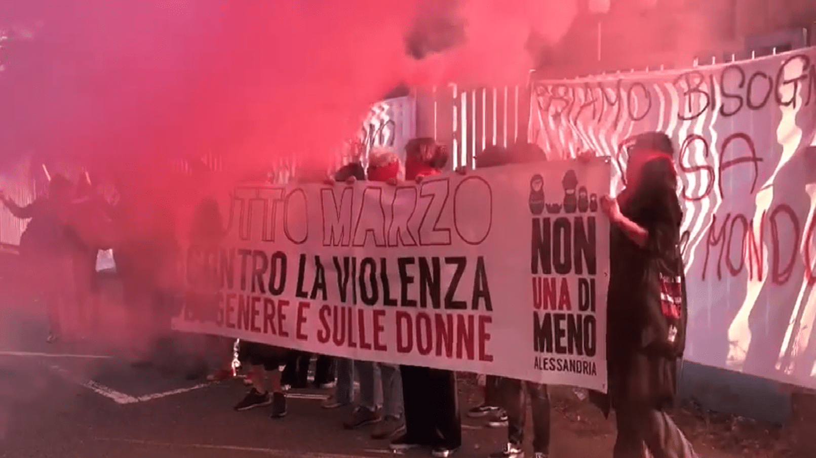 "Non una di meno" occupa la sede dell'ex circoscrizione: «Rinasce la Casa delle donne»