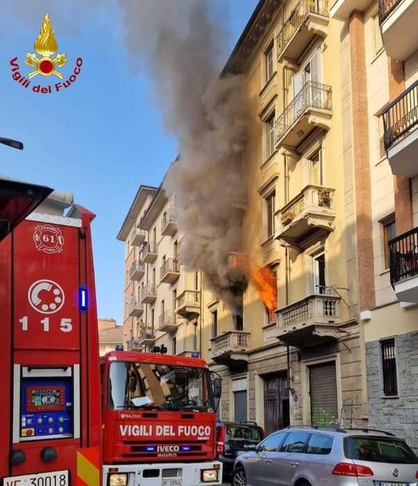 Appartamento in fiamme, tratte in salvo otto persone