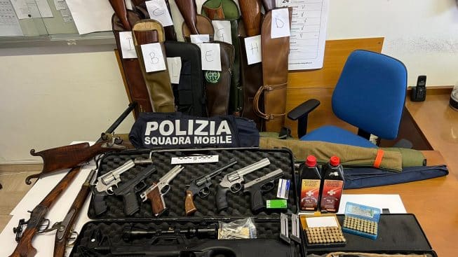 Spari contro un'abitazione, denunciate quattro persone e sequestrate 49 armi da fuoco