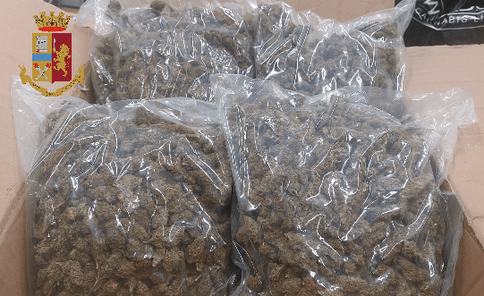 Sequestrati oltre cento chili di droga, due persone in manette