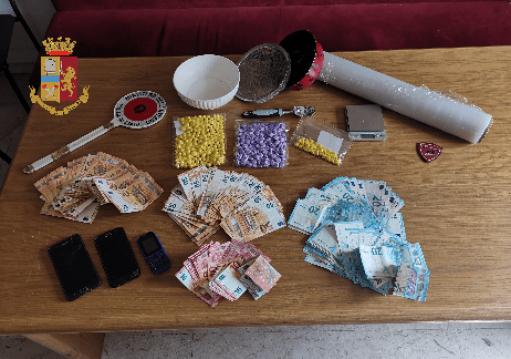 Nascondeva crack e cocaina nei calzini, arrestato un ventunenne