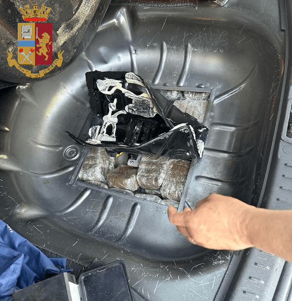 In autostrada con quasi 30 chili di hashish, arrestato corriere della droga
