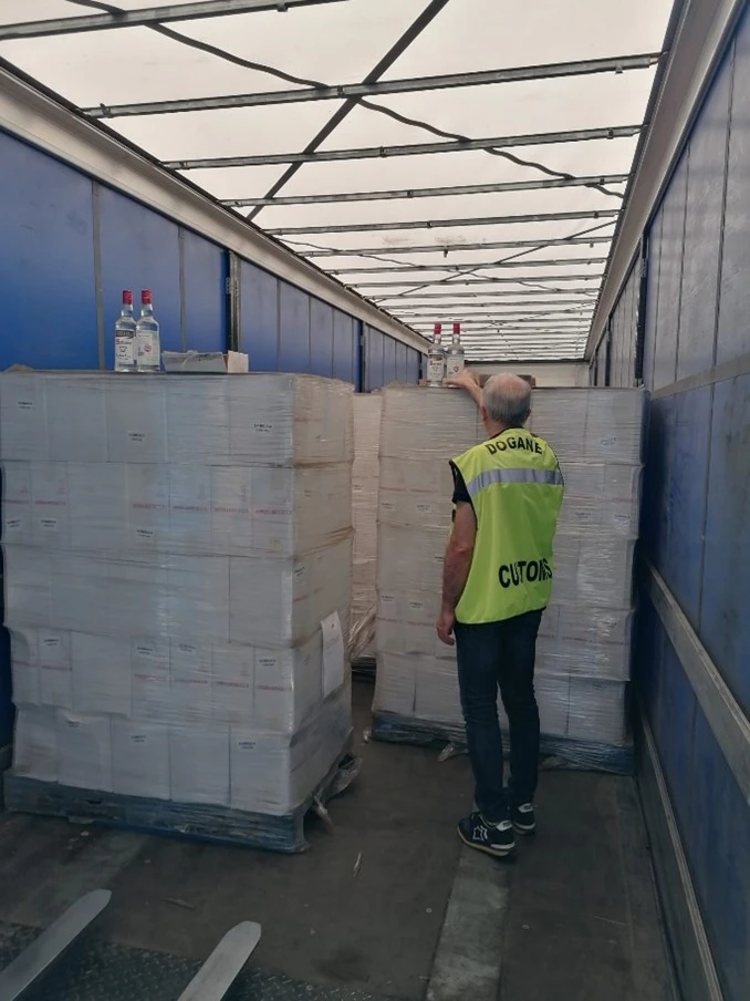 Alcolici contraffatti, maxi sequestro dell'Agenzia Dogane e Monopoli