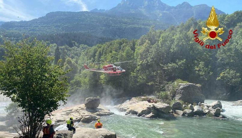 Escursionisti rimangono bloccati sul fiume Toce, messi in salvo dall'elicottero dei vigili del fuoco