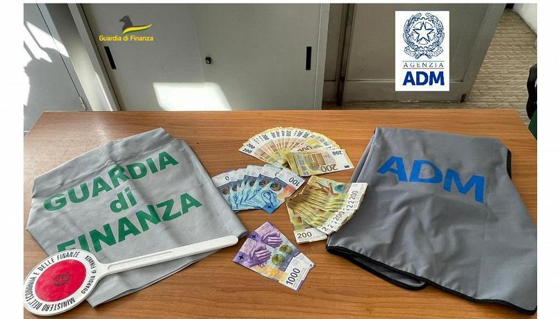 Soldi trasferiti in Svizzera, la Finanza intercetta 17 "spalloni" e 260mila euro