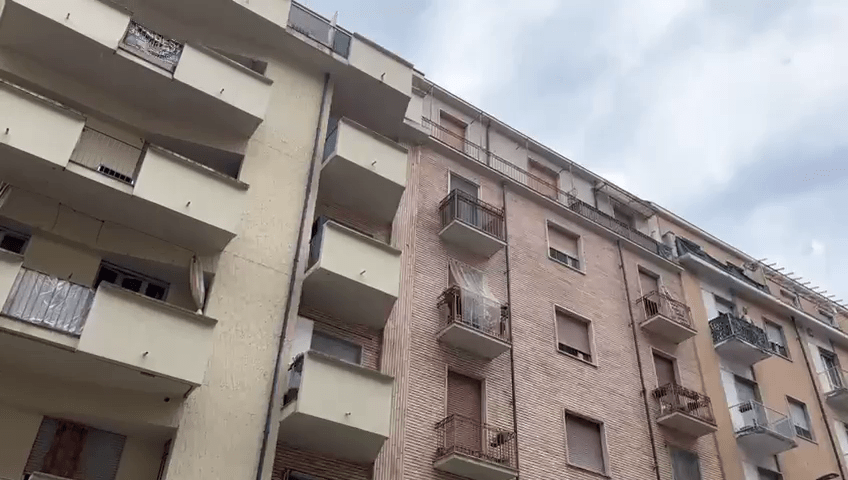 Bimba precipita dal quinto piano, un passante la salva prendendola al volo
