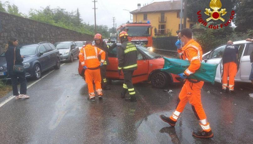 Frontale tra due auto, due persone finiscono all'ospedale