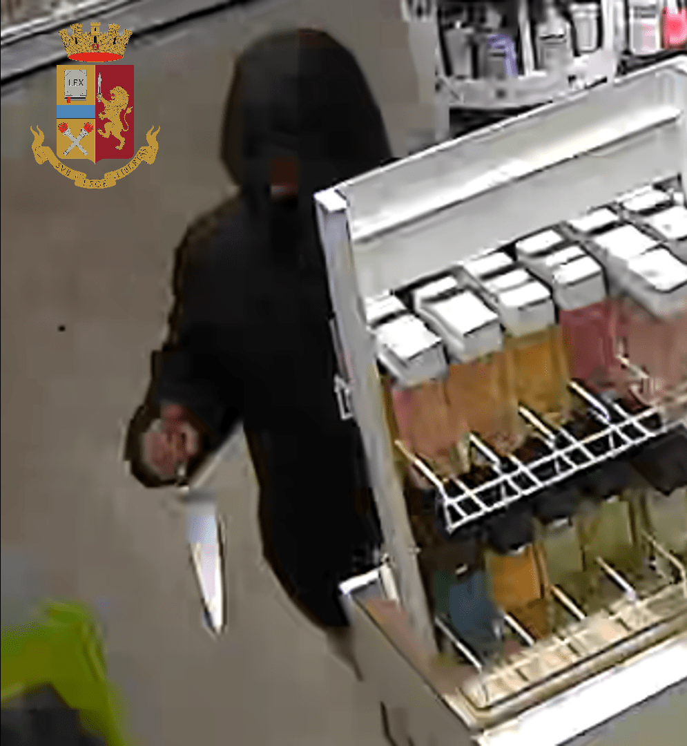 Rapine ai danni di attività commerciale ed hotel, arrestate due persone