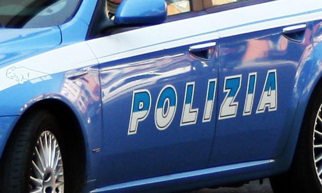 Aggredisce un uomo e gli ruba il telefono, giovane rintracciato e arrestato dalla polizia