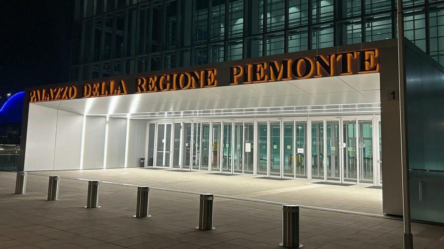 Il grattacielo della Regione si colora di arancione contro la violenza sulle donne