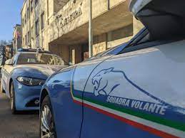 Vicini notano un ladro sul balcone di una abitazione e chiamano la polizia, arrestato