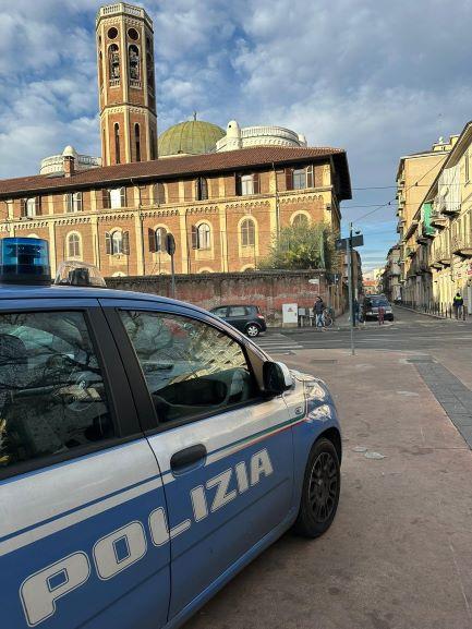 Farmaci e cosmetici e illegali scoperti in un minimarket dalla polizia