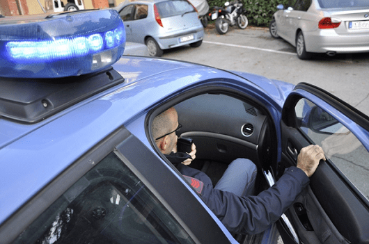Ruba soldi da un'auto e poi minaccia il proprietario con i cocci di una bottiglia, arrestato