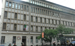 Studente cade dal 3° piano di un liceo torinese, è grave