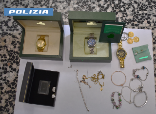 Rubano gioielli e preziosi ad una anziana, arrestati due fratelli