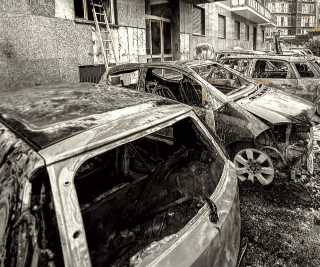 Rogo auto a Torino: palazzo evacuato, un ricoverato
