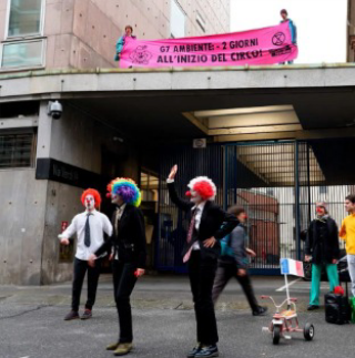 G7: Azione di Extinction Rebellion davanti alla Rai di Torino