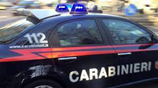 Maltratta ripetutamente i genitori anziani, arrestato